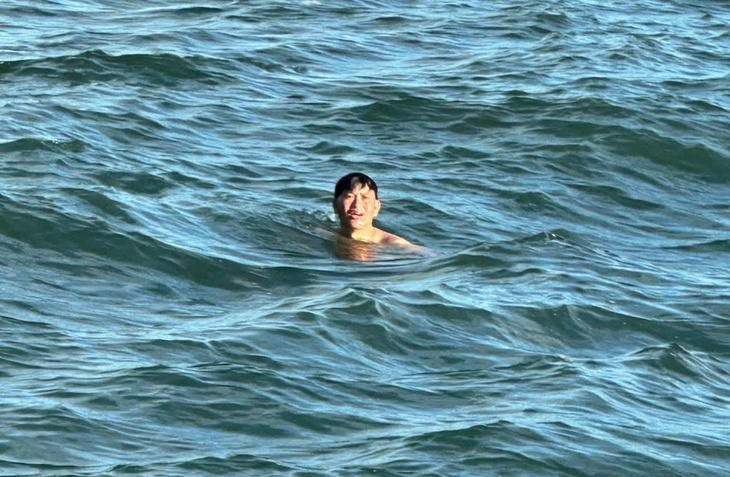 "Cố lên, còn vợ con ở nhà": Lời động viên giữ 3 người sống sót sau 2 ngày trôi giữa bão số 13- Ảnh 2.