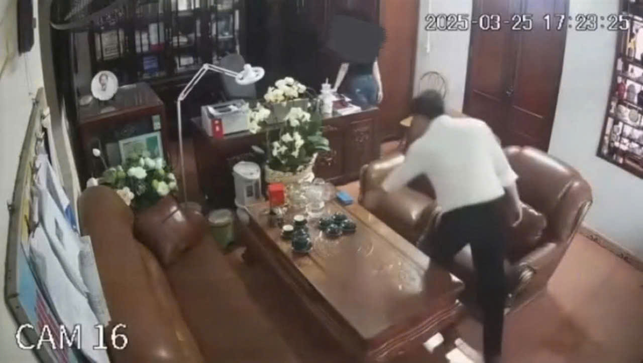 Ai là người phát tán clip "thân mật" của người đàn ông cùng nhiều phụ nữ trong phòng làm việc?- Ảnh 1. Ai là người phát tán clip "thân mật" của người đàn ông cùng nhiều phụ nữ trong phòng làm việc?- Ảnh 1.