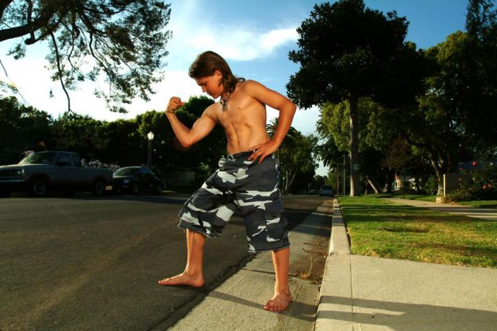 Cậu b&eacute; 8 tuổi đ&atilde; l&agrave; qu&aacute;i vật thể h&igrave;nh cơ bắp cuồn cuộn, bụng 6 m&uacute;i sầu ri&ecirc;ng, nh&igrave;n 20 năm sau mới cho&aacute;ng- Ảnh 2.