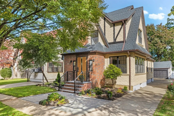 Rao bán căn nhà thời thơ ấu của Tổng thống Donald Trump với giá khó tin- Ảnh 1.