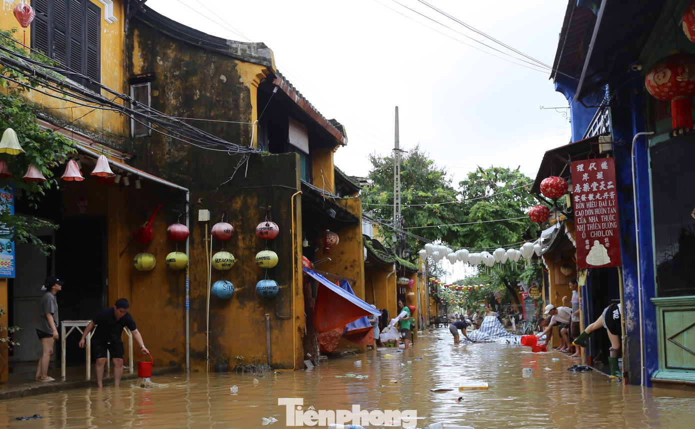 Phố cổ Hội An sạch tinh tươm, du khách tấp nập sau bão- Ảnh 15.