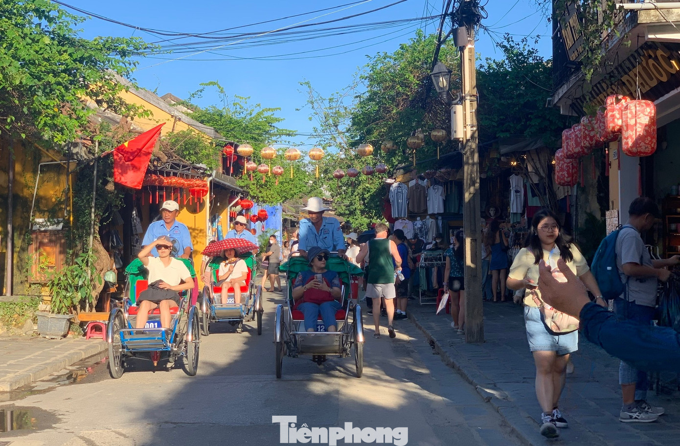 Phố cổ Hội An sạch tinh tươm, du khách tấp nập sau bão- Ảnh 10.