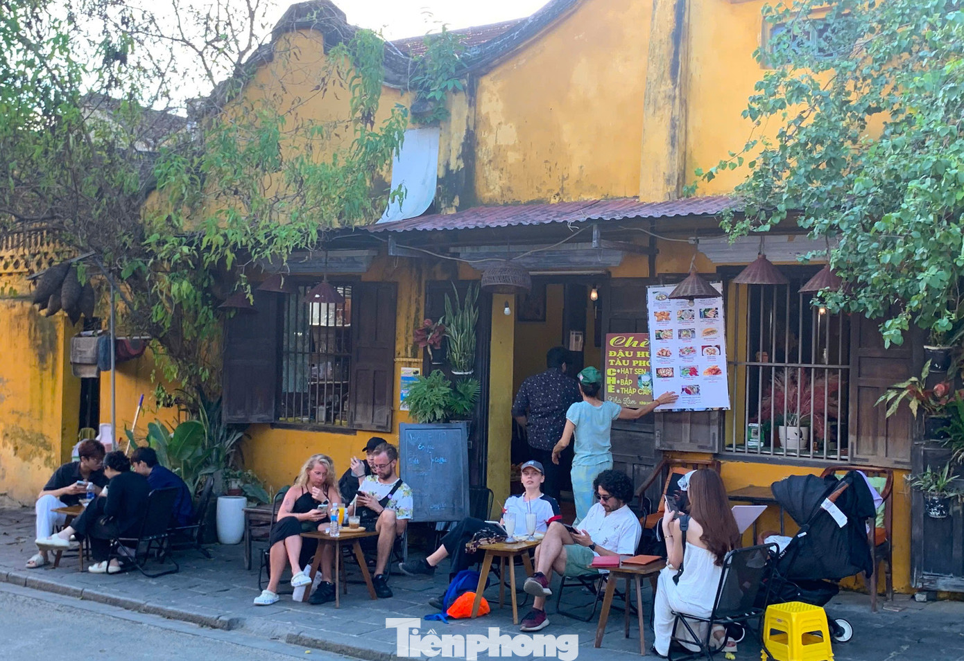 Phố cổ Hội An sạch tinh tươm, du khách tấp nập sau bão- Ảnh 13.