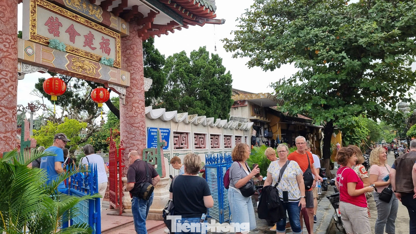 Phố cổ Hội An sạch tinh tươm, du khách tấp nập sau bão- Ảnh 9.