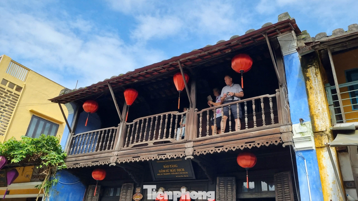 Phố cổ Hội An sạch tinh tươm, du khách tấp nập sau bão- Ảnh 12.