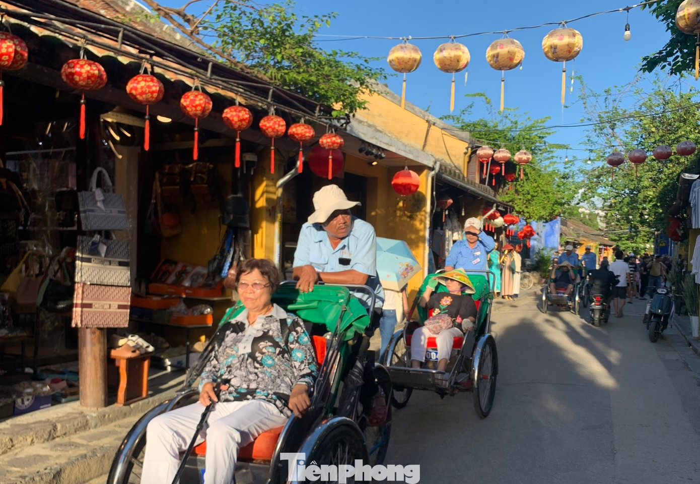 Phố cổ Hội An sạch tinh tươm, du khách tấp nập sau bão- Ảnh 2.