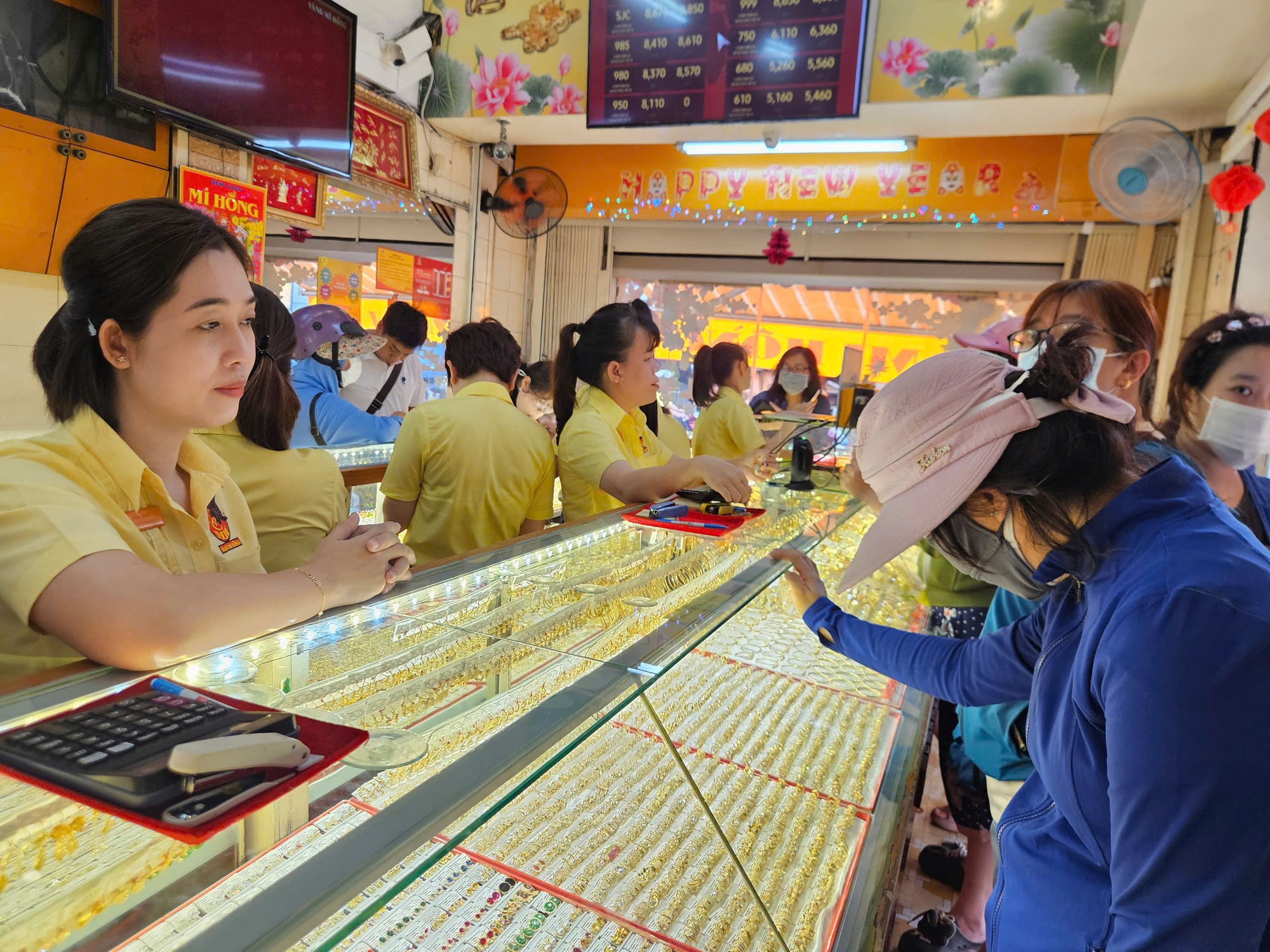 Cuối ngày 10-11, giá vàng miếng SJC, vàng nhẫn cùng tăng mạnh- Ảnh 1.