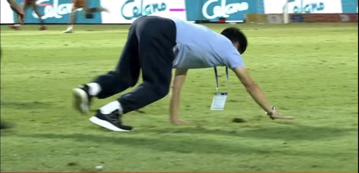 Độc lạ HLV Hoàng Anh Gia Lai bò trên sân ăn mừng cầu thủ ghi bàn ở V.League- Ảnh 1. Độc lạ HLV Hoàng Anh Gia Lai bò trên sân ăn mừng cầu thủ ghi bàn ở V.League- Ảnh 1.