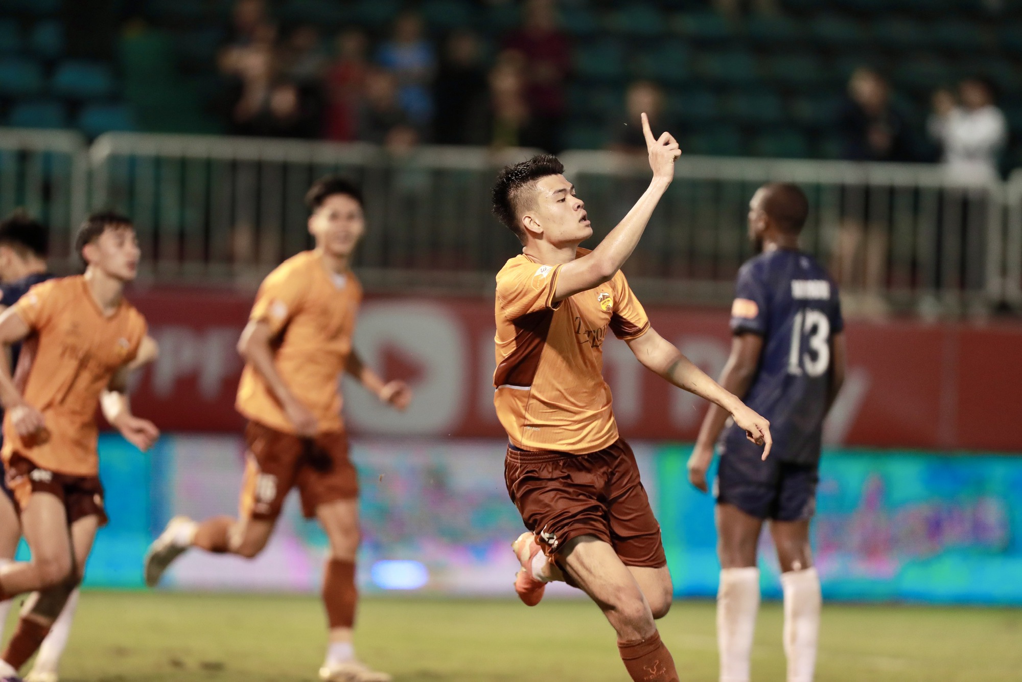 Độc lạ HLV Hoàng Anh Gia Lai bò trên sân ăn mừng cầu thủ ghi bàn ở V.League- Ảnh 3. Độc lạ HLV Hoàng Anh Gia Lai bò trên sân ăn mừng cầu thủ ghi bàn ở V.League- Ảnh 3.