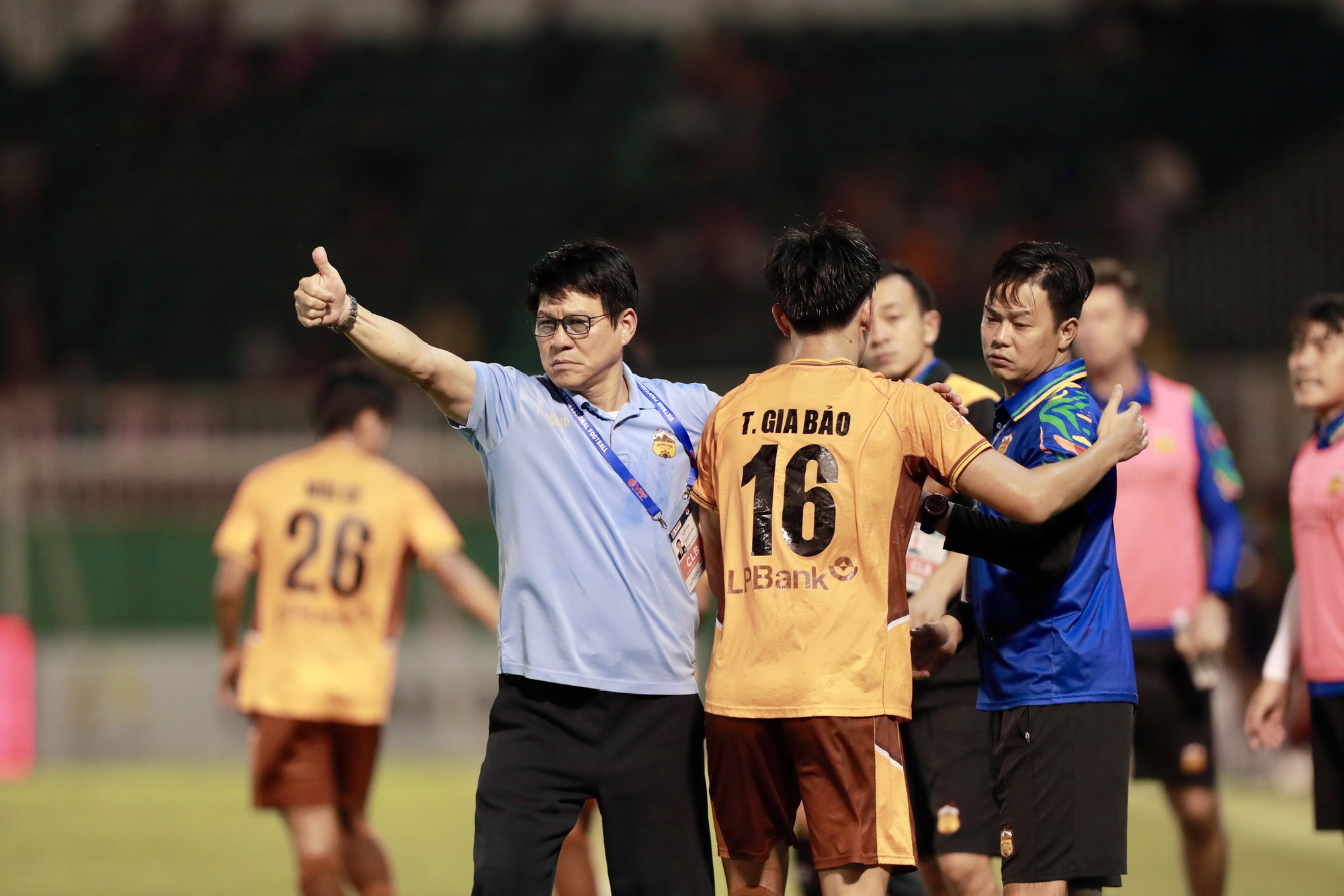 Độc lạ HLV Hoàng Anh Gia Lai bò trên sân ăn mừng cầu thủ ghi bàn ở V.League- Ảnh 4. Độc lạ HLV Hoàng Anh Gia Lai bò trên sân ăn mừng cầu thủ ghi bàn ở V.League- Ảnh 4.