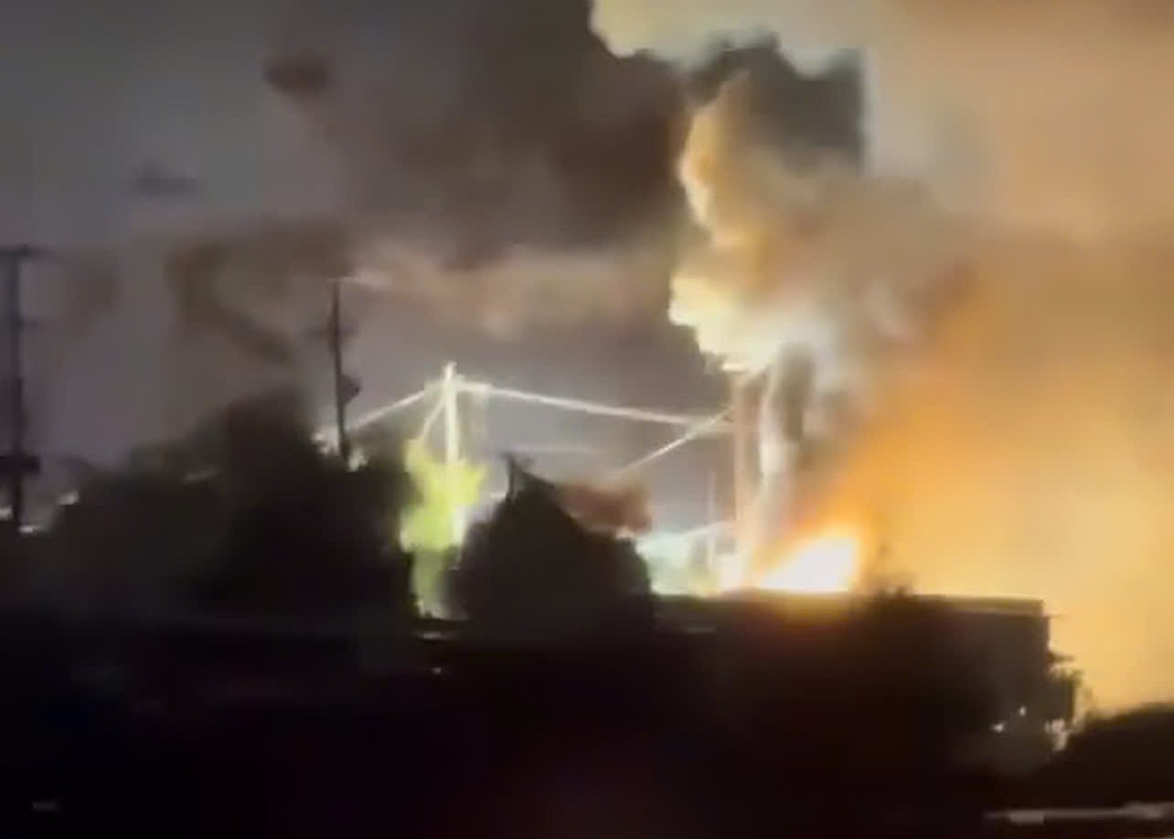 Trụ điện phát nổ, cháy lan sang 4 nhà dân, 1 người bị thương- Ảnh 1.