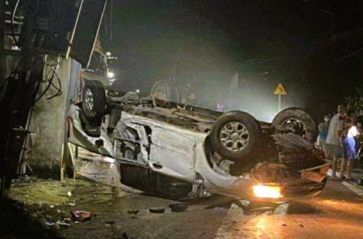 Ô tô tông gãy cột điện, làm thương vong 2 vợ chồng giáo viên- Ảnh 1.