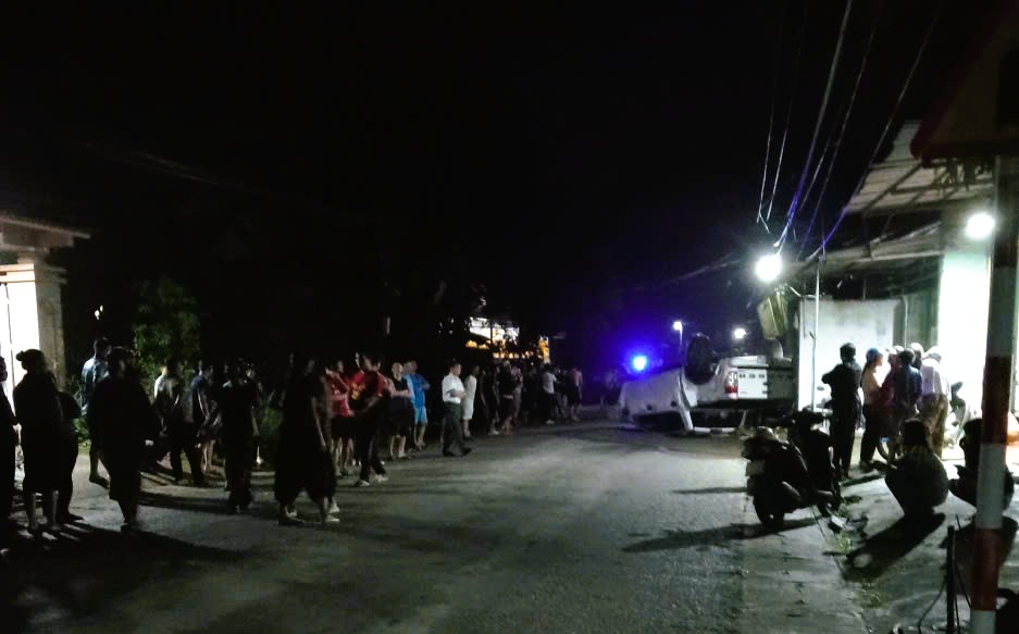 Ô tô tông gãy cột điện, làm thương vong 2 vợ chồng giáo viên- Ảnh 2.