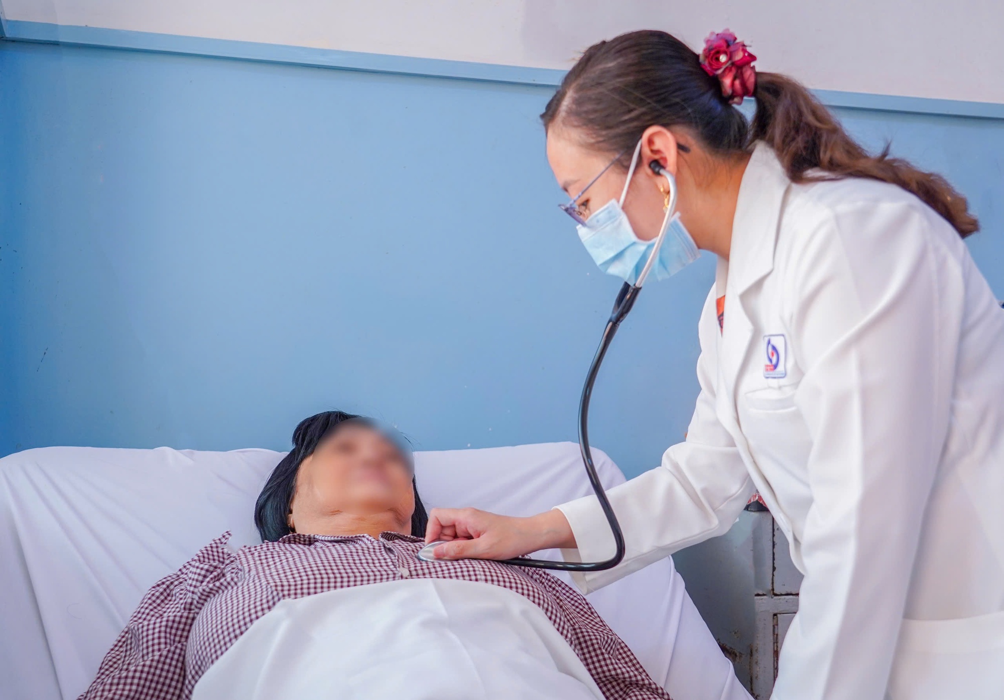 Ba mẹ con đều cùng ngộ độc sau khi ăn bánh mì cóc- Ảnh 1.