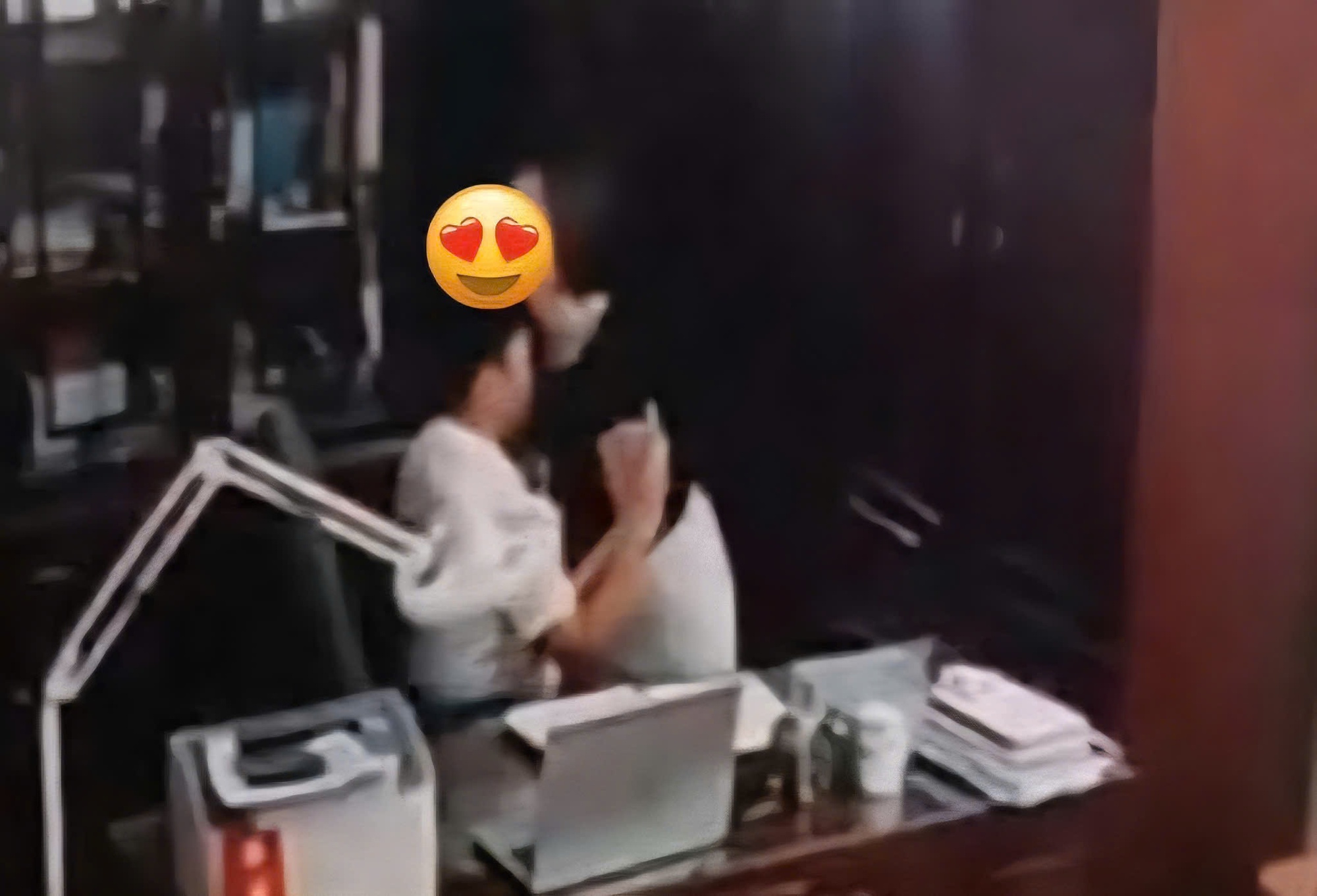 Thông tin mới vụ người đàn ông có clip "thân mật" trong phòng làm việc với nhiều phụ nữ- Ảnh 1.