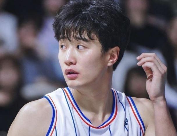 Nam thần bóng rổ bị người yêu cũ tố 