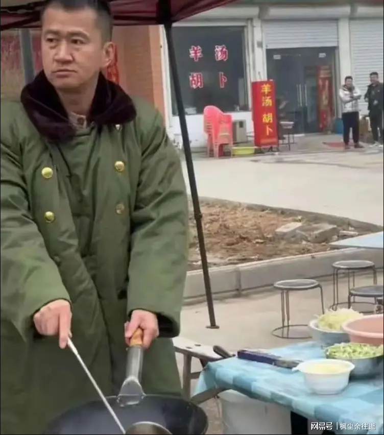 Bắt gặp nam diễn viên phim giờ vàng về quê bán mỳ, có 5 triệu fan mà tiền cát xê không đủ mua thuốc cảm- Ảnh 4.