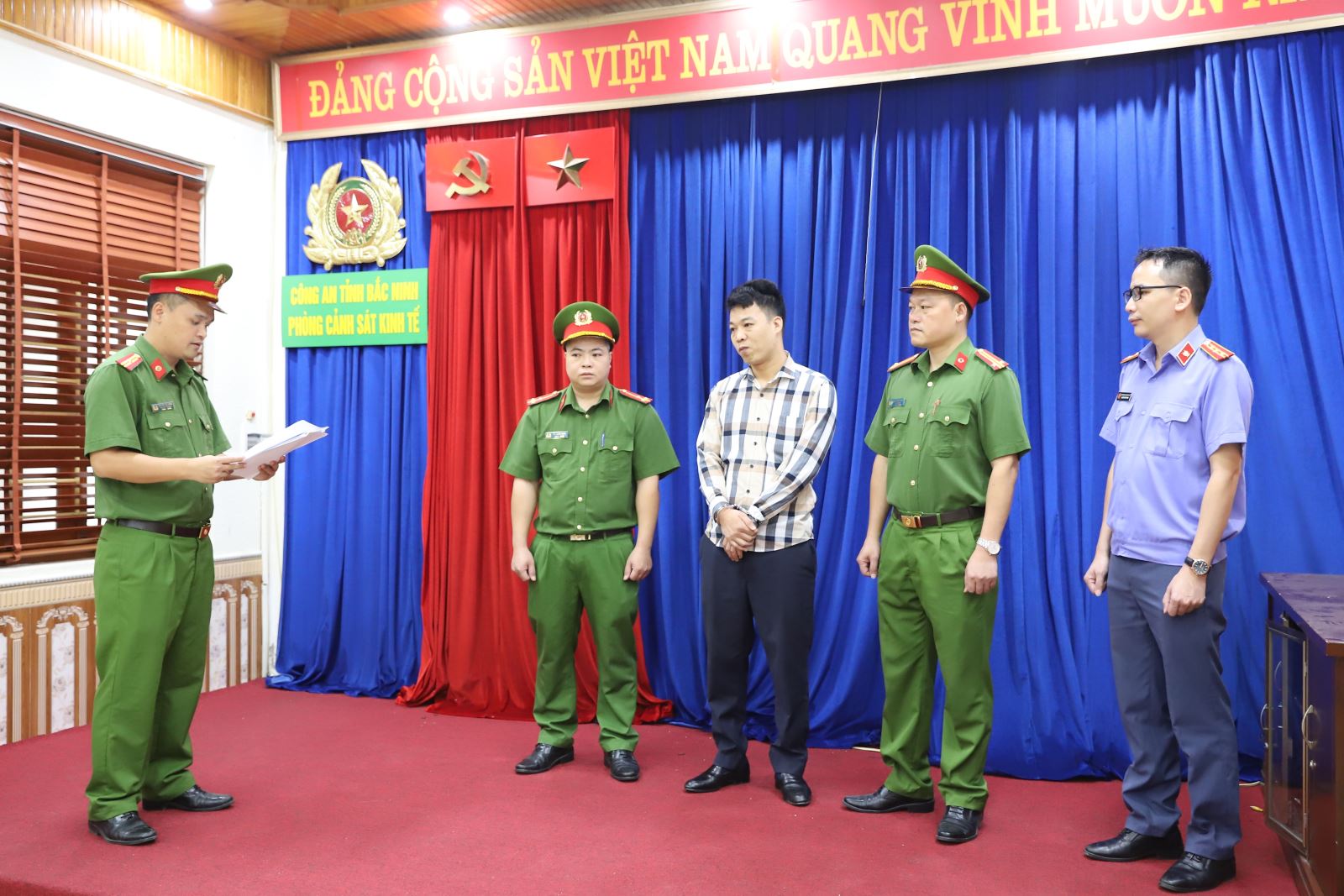 Ảnh: Bắt Giám đốc Phan Văn Khiến, kế toán Nguyễn Thị Phương và khám xét công ty- Ảnh 1.