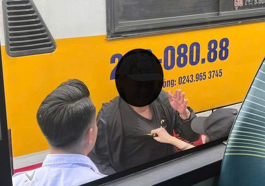 Khống chế đối tượng có hành sàm sỡ thiếu nữ ở bến xe buýt- Ảnh 1.