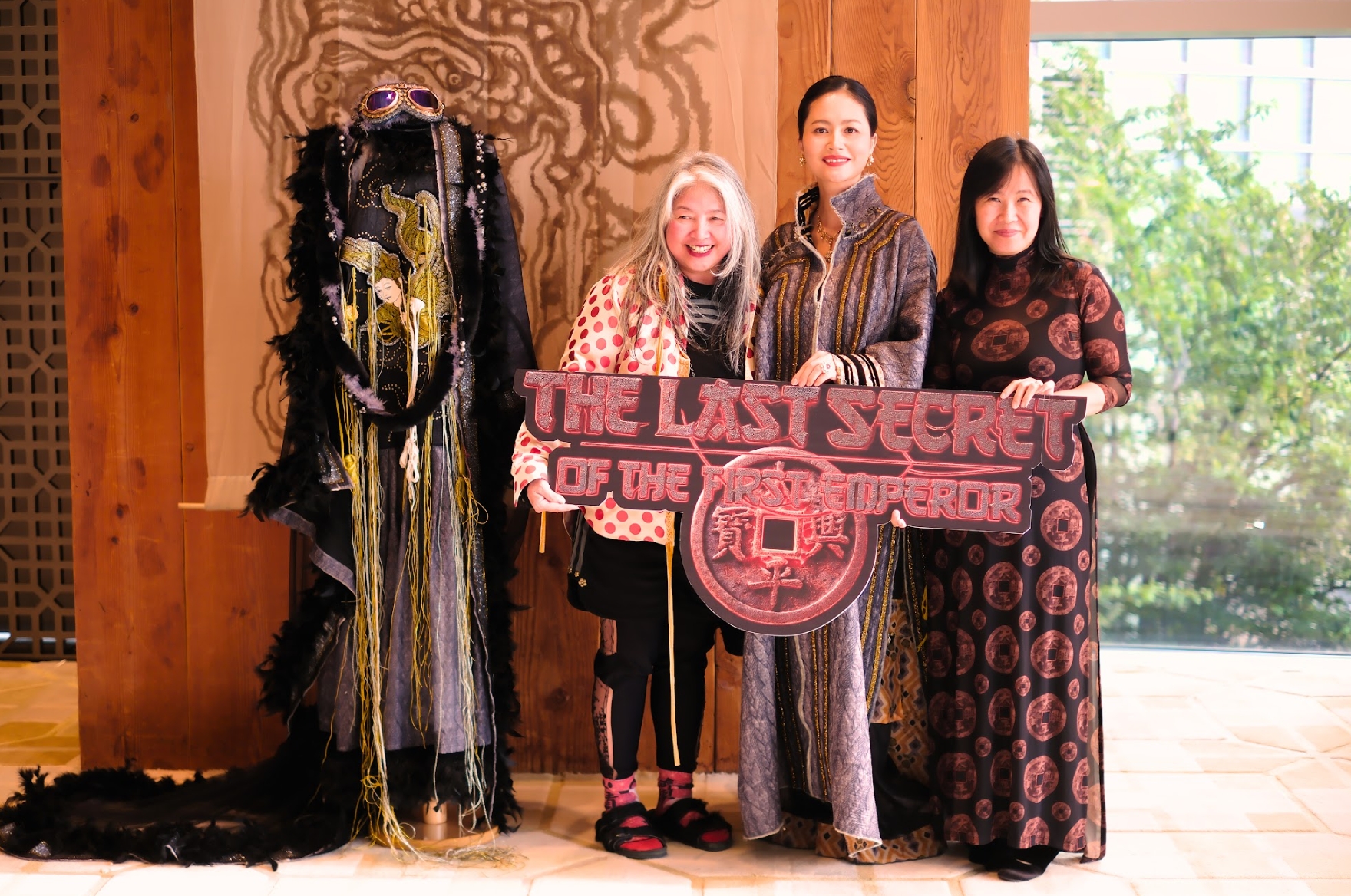 Sốc visual đại mỹ nhân vào vai Hoàng hậu quyền lực nhất Việt Nam, 30 năm nhan sắc không đổi mới đáng nể- Ảnh 1.