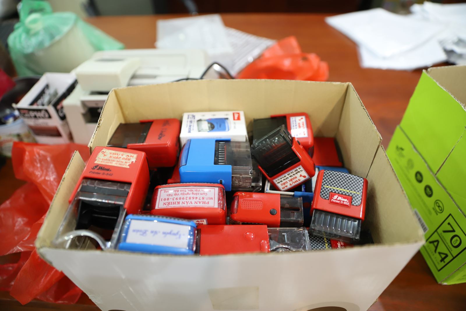 Ảnh: Bắt Giám đốc Phan Văn Khiến, kế toán Nguyễn Thị Phương và khám xét công ty- Ảnh 9.