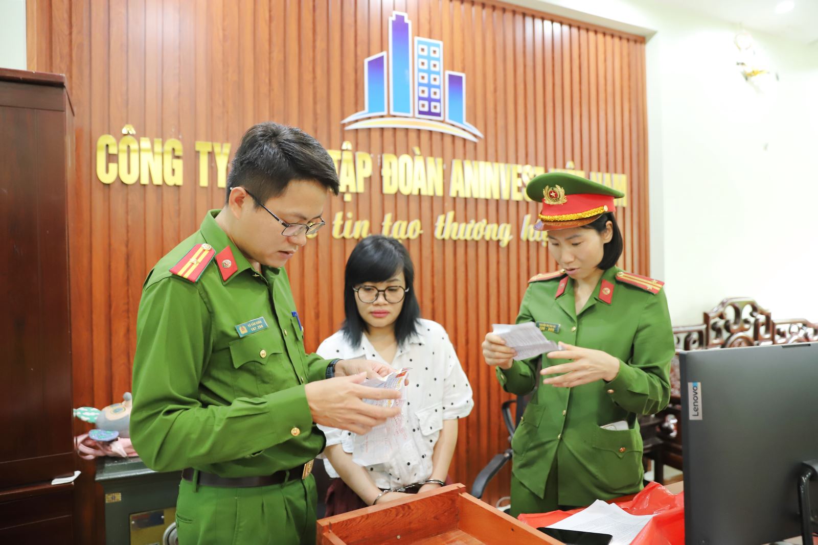 Ảnh: Bắt Giám đốc Phan Văn Khiến, kế toán Nguyễn Thị Phương và khám xét công ty- Ảnh 6.