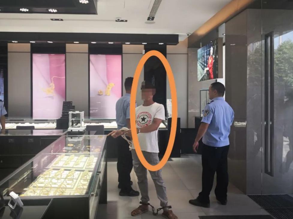 Cậu bé bán 413 cây vàng của nhà lấy 21 tỷ, bo người môi giới 770 triệu, mẹ kiện ra tòa đòi lại - người này đáp: "Đây là khoản tiền hợp pháp"- Ảnh 2. Cậu bé bán 413 cây vàng của nhà lấy 21 tỷ, bo người môi giới 770 triệu, mẹ kiện ra tòa đòi lại - người này đáp: "Đây là khoản tiền hợp pháp"- Ảnh 2.