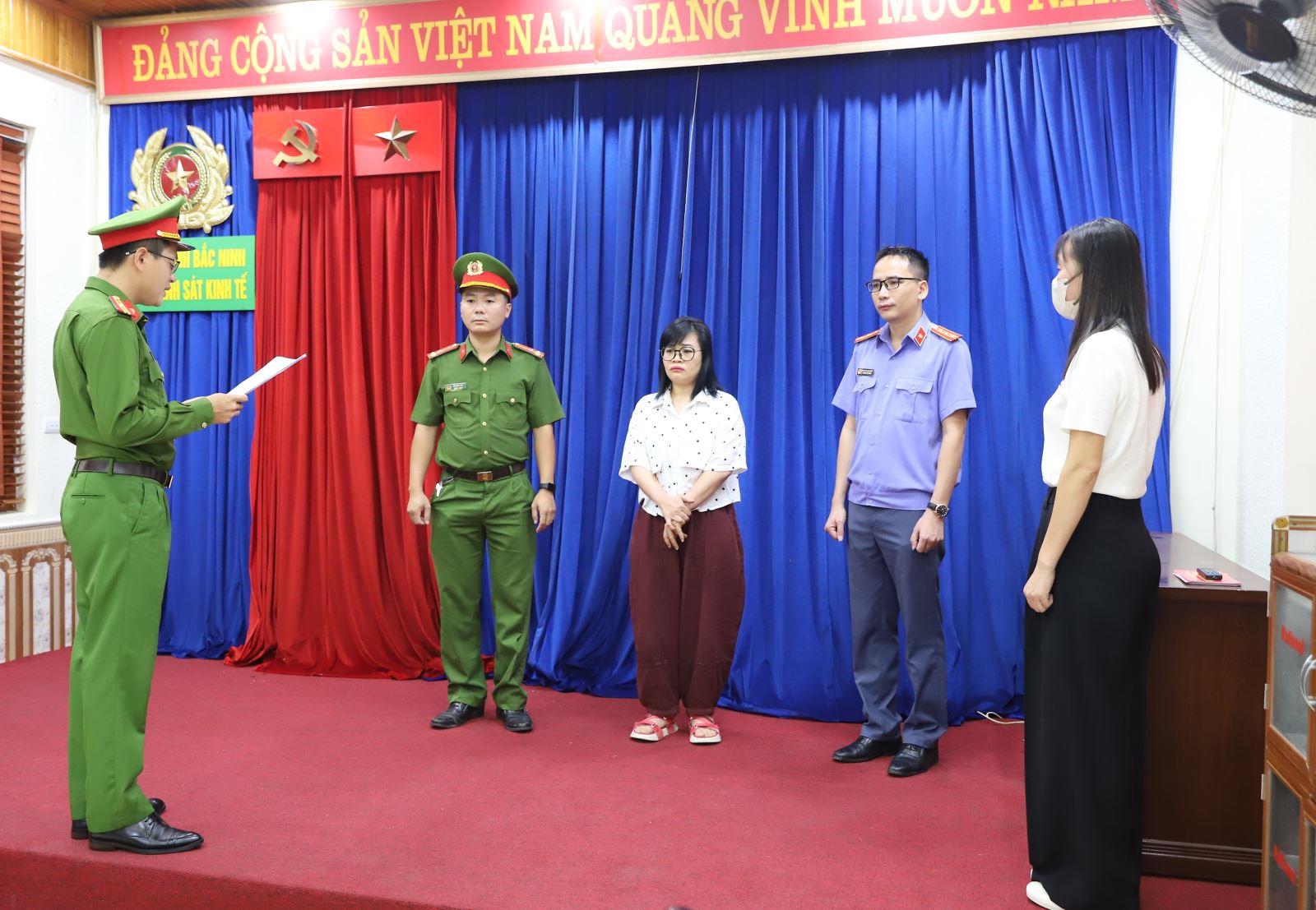 Ảnh: Bắt Giám đốc Phan Văn Khiến, kế toán Nguyễn Thị Phương và khám xét công ty- Ảnh 2.