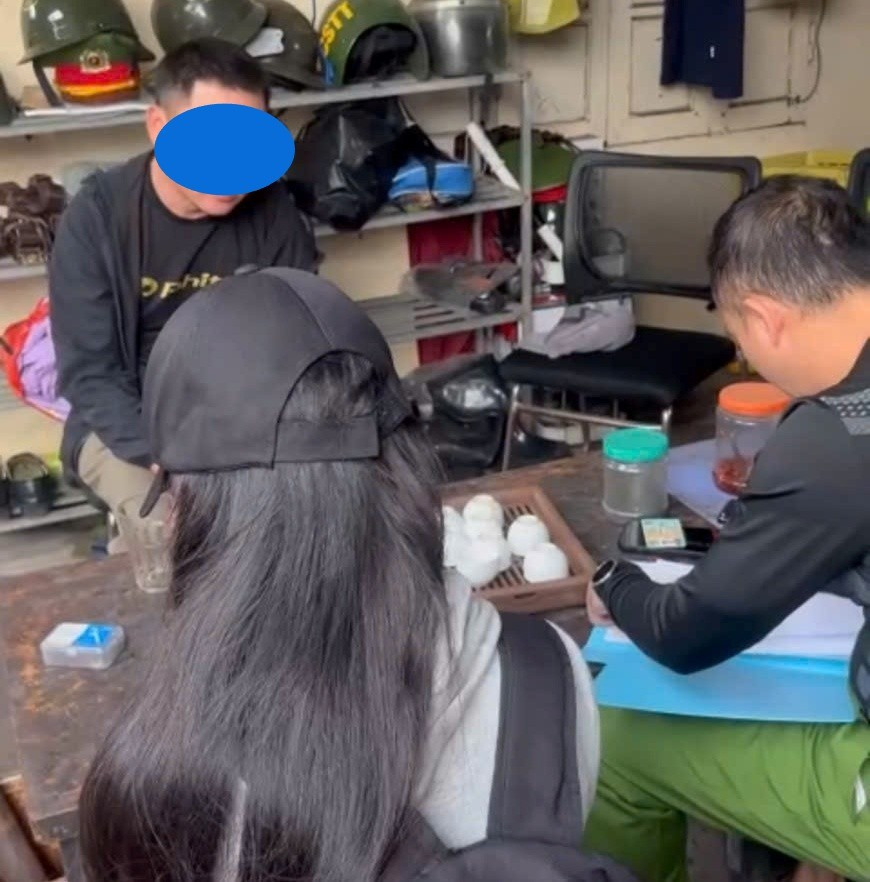 Khống chế đối tượng có hành sàm sỡ thiếu nữ ở bến xe buýt- Ảnh 2.