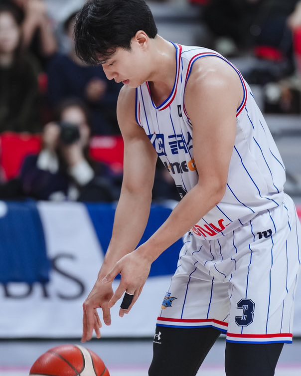 Nam thần bóng rổ bị người yêu cũ tố 