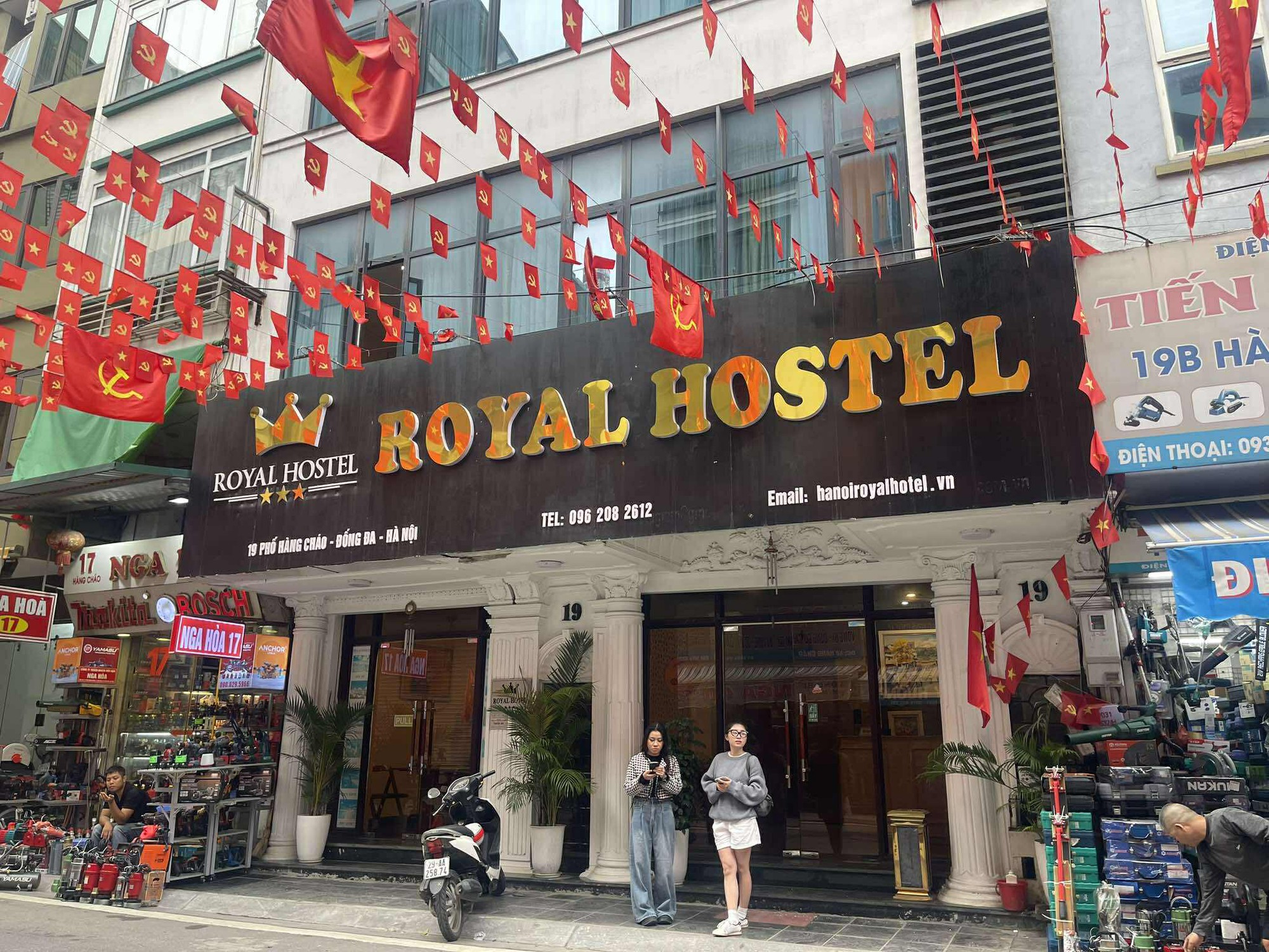 Công an vào cuộc xác minh vụ khách sạn ở Hà Nội "bùng" phòng dù khách đã thanh toán đủ tiền 3 ngày gây bức xúc- Ảnh 2.