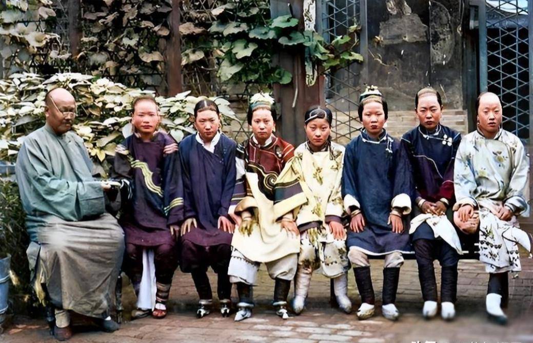 Bộ ảnh hiếm chụp thời nhà Thanh hơn 100 năm trước: Ngỡ ngàng trước nhan sắc giai nhân đứng cạnh Từ Hi Thái hậu- Ảnh 9.