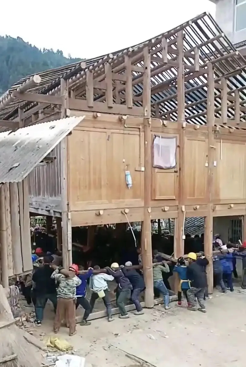 Tin được không: 200 người làm “thần đèn” di chuyển thành công ngôi nhà nặng 6 tấn đi 30m, chủ nhà khẳng định “Không ai lấy tiền công”- Ảnh 3. Tin được không: 200 người làm “thần đèn” di chuyển thành công ngôi nhà nặng 6 tấn đi 30m, chủ nhà khẳng định “Không ai lấy tiền công”- Ảnh 3.