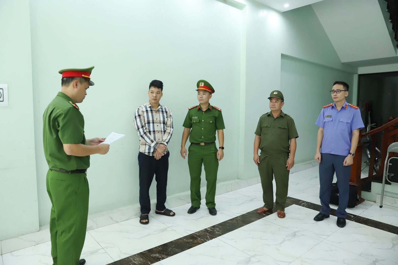 Ảnh: Bắt Giám đốc Phan Văn Khiến, kế toán Nguyễn Thị Phương và khám xét công ty- Ảnh 3.