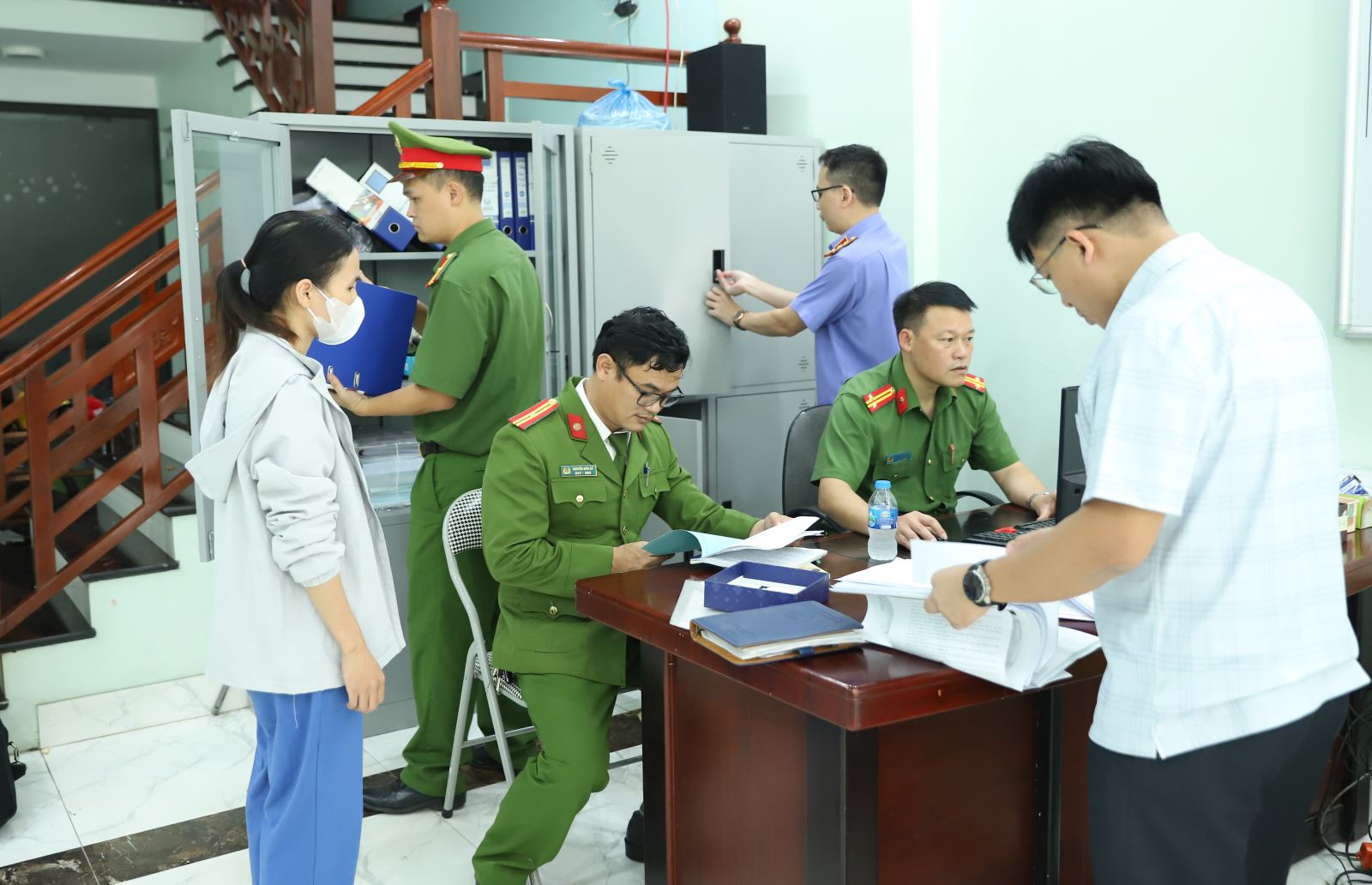 Ảnh: Bắt Giám đốc Phan Văn Khiến, kế toán Nguyễn Thị Phương và khám xét công ty- Ảnh 4.