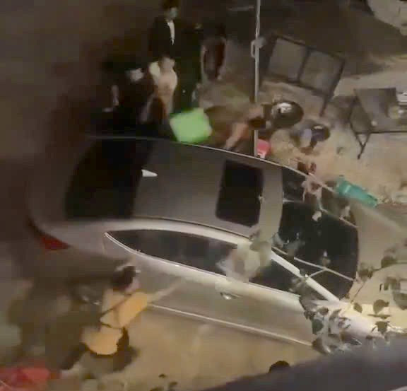 Xôn xao clip nhóm người vây đập ô tô, tài xế cho xe tiến lùi "điên loạn"- Ảnh 3.