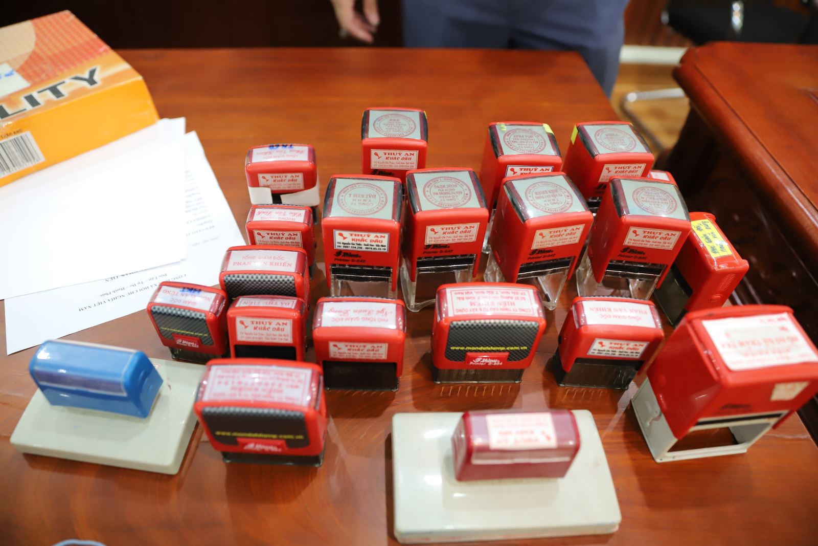 Ảnh: Bắt Giám đốc Phan Văn Khiến, kế toán Nguyễn Thị Phương và khám xét công ty- Ảnh 10.