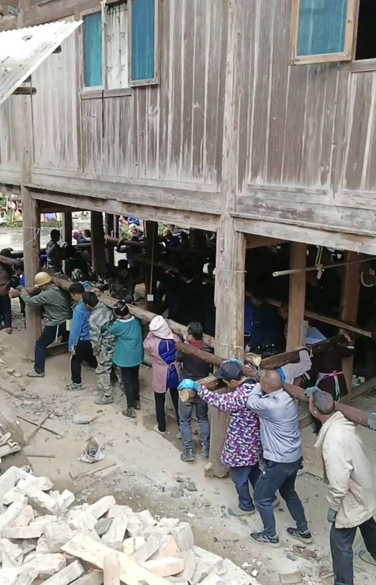 Tin được không: 200 người làm “thần đèn” di chuyển thành công ngôi nhà nặng 6 tấn đi 30m, chủ nhà khẳng định “Không ai lấy tiền công”- Ảnh 1. Tin được không: 200 người làm “thần đèn” di chuyển thành công ngôi nhà nặng 6 tấn đi 30m, chủ nhà khẳng định “Không ai lấy tiền công”- Ảnh 1.