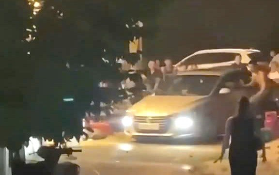 Xôn xao clip nhóm người vây đập ô tô, tài xế cho xe tiến lùi "điên loạn"- Ảnh 2.