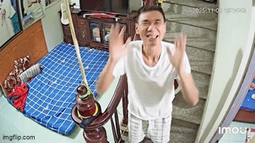 Ông bố vội vàng bật dậy, nhảy cẫng như đứa trẻ khi nghe tiếng con gái gọi qua camera- Ảnh 1.