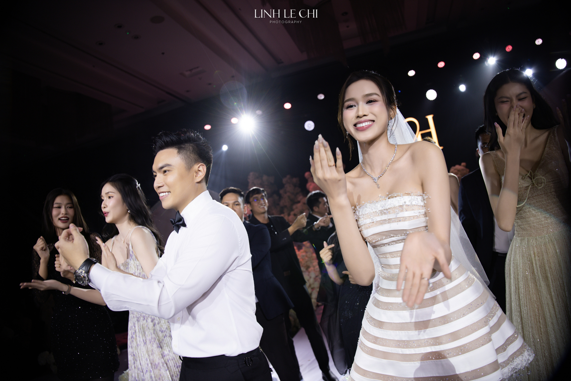 Bức ảnh out nét của vợ chồng TGĐ Tập đoàn Sơn Hải được bàn tán không ngớt- Ảnh 2.