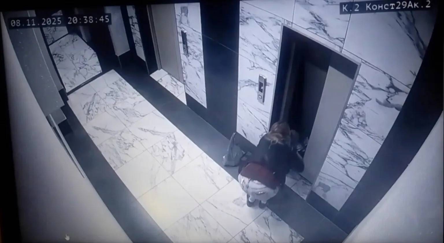 Khoảnh khắc kinh hoàng: Bé trai 2 tuổi rơi thẳng xuống hố thang máy ngay trước mắt cha mẹ- Ảnh 2.