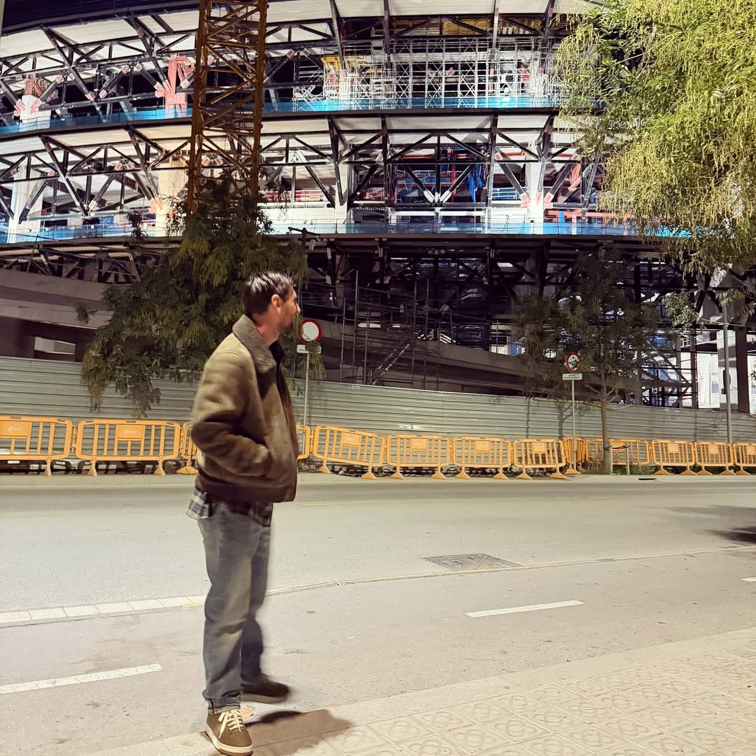 Cặp đôi đang ôm hôn tình tứ thì Messi đi ngang qua, biểu cảm ngẩn ngơ của chàng trai khiến netizen cười ngất- Ảnh 2. Cặp đôi đang ôm hôn tình tứ thì Messi đi ngang qua, biểu cảm ngẩn ngơ của chàng trai khiến netizen cười ngất- Ảnh 2.