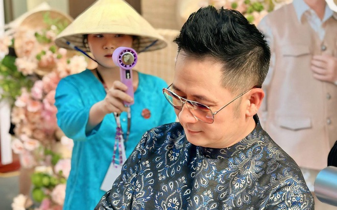 Nam ca sĩ sở hữu biệt thự 2.000 m2 ở Mỹ và Việt Nam: Ngoài 50 hôn nhân viên mãn bên vợ kém 17 tuổi- Ảnh 1.