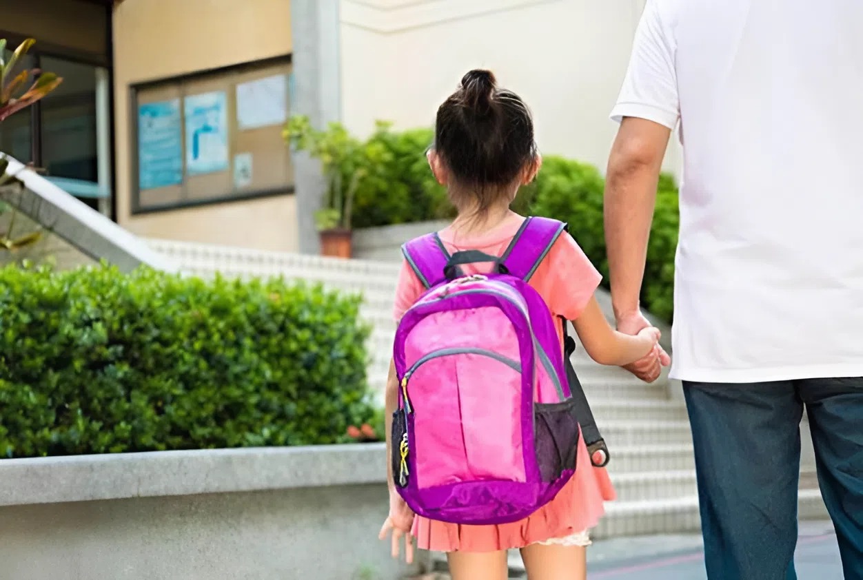 Nhiều cha mẹ khi chọn trường Tiểu học cho con mắc phải 5 SAI LẦM mù quáng này: Hậu quả là ảnh hưởng cả tâm lý lẫn việc học!- Ảnh 1.