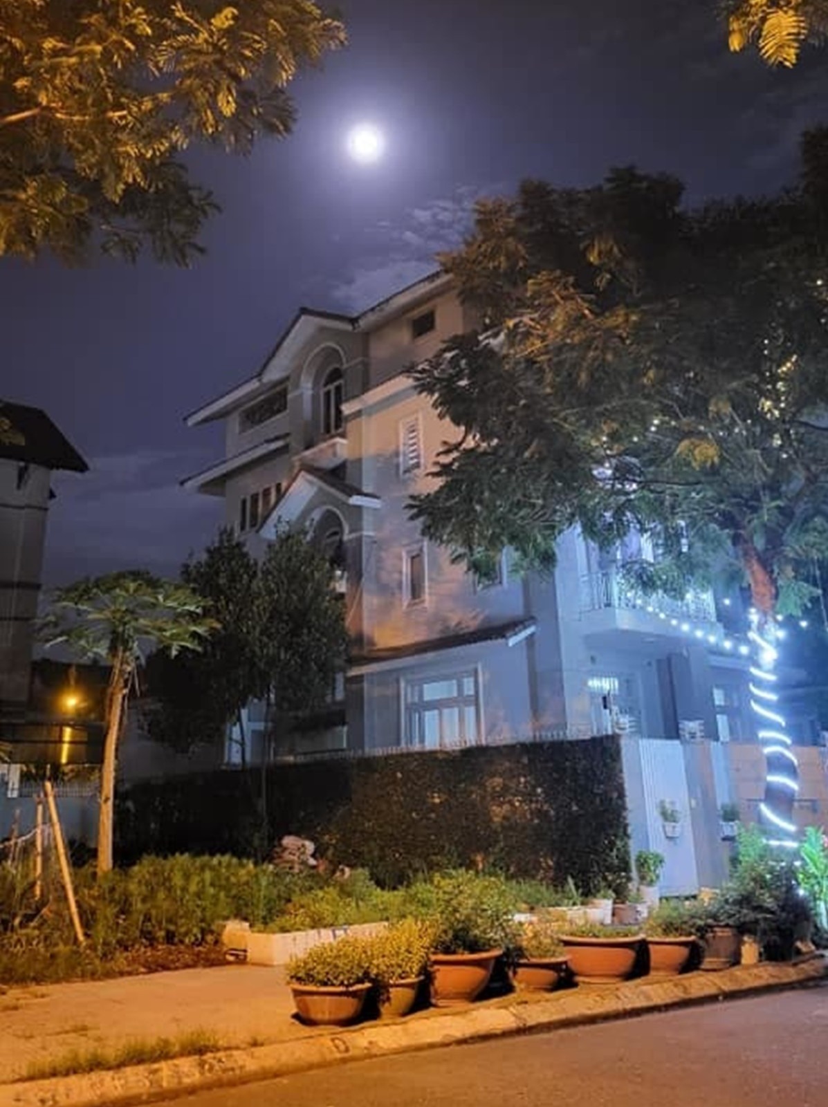 "Nữ hoàng dân ca" Việt ở biệt thự 20 tỷ đồng- Ảnh 2.