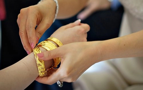 Mẹ chồng đòi bán vàng hồi môn của tôi, ai ngờ chỉ 1 tháng sau bà xuống nước xin lỗi- Ảnh 1.