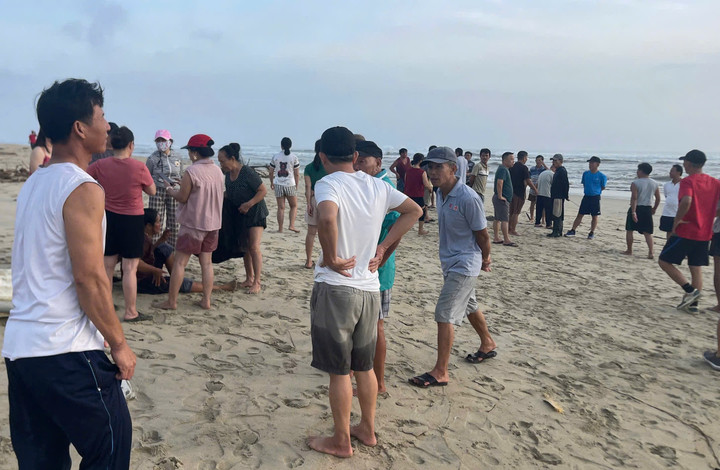 Trưởng thôn ở Quảng Ngãi lao ra dòng nước chảy xiết cứu hai vợ chồng bị lật ghe- Ảnh 1.