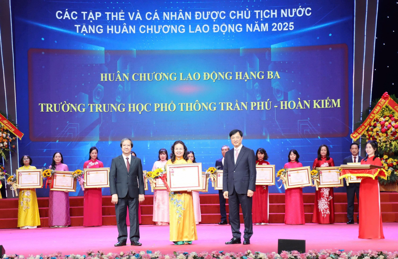 Bộ trưởng Bộ GD&ĐT Nguyễn Kim Sơn: Hà Nội cấp bách tăng số lượng trường phổ thông, kiểm soát chặt dạy thêm học thêm- Ảnh 3.