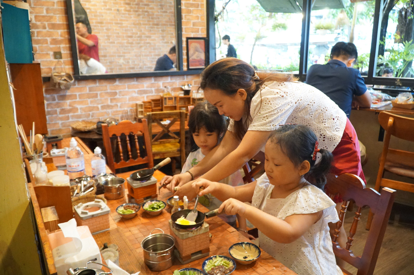 Nơi vừa uống cà phê, vừa tự nấu ăn tại chỗ thu hút các gia đình ở TPHCM- Ảnh 2.